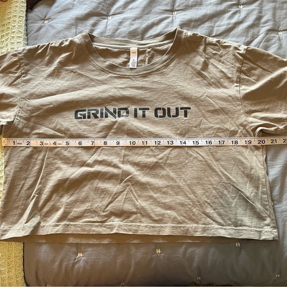 Women's "Grind it Out" Stimulate Fitness Walnut Gray Workout Crop Tee Sz Med - Picture 4 of 6